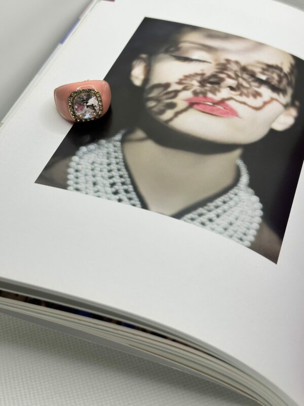 Anello con cristallo e smalto - immagine 4