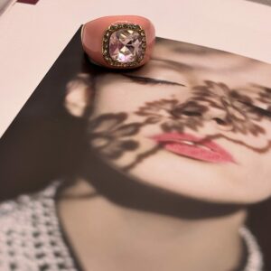 Anello con cristallo e smalto