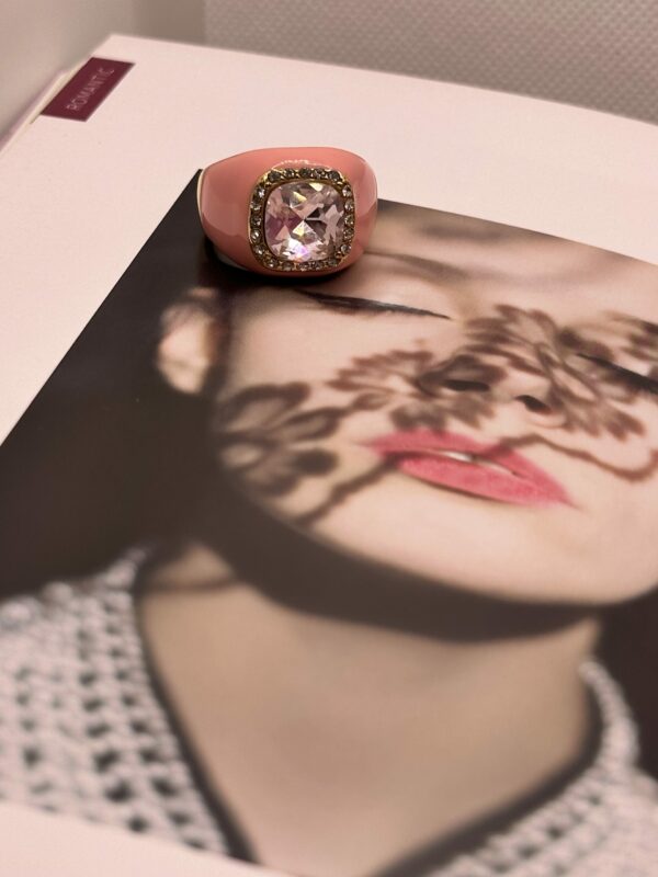 Anello con cristallo e smalto