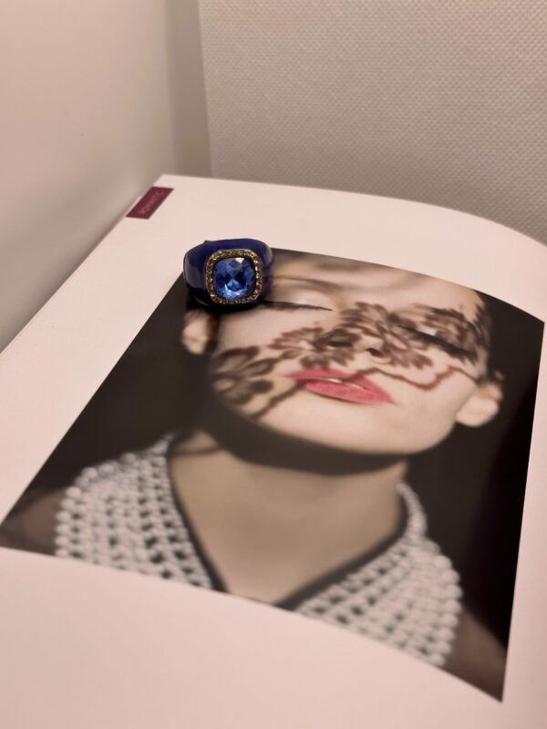 Anello con cristallo e smalto - immagine 4