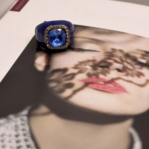 Anello con cristallo e smalto