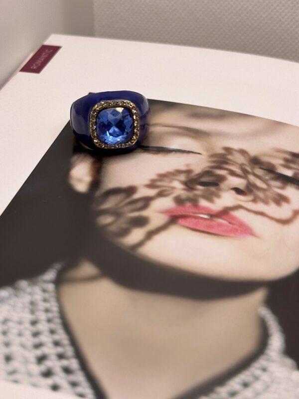 Anello con cristallo e smalto