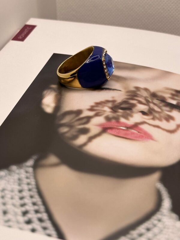 Anello con cristallo e smalto - immagine 3