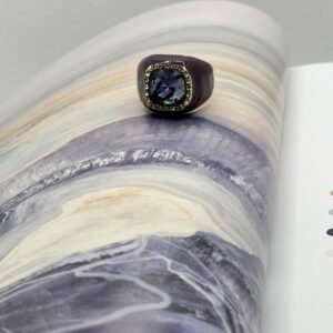 Anello con cristallo e smalto