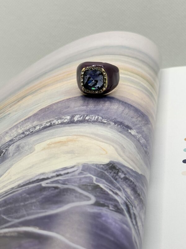 Anello con cristallo e smalto