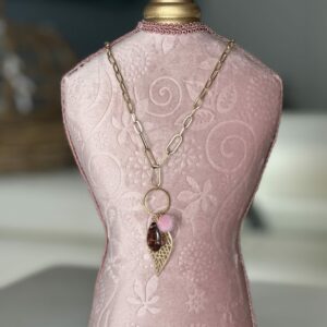 Collana con foglia , pon pon e cristallo