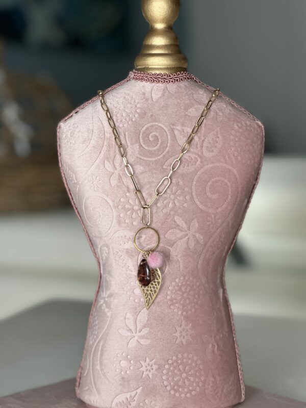 Collana con foglia , pon pon e cristallo