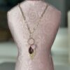 Collana con foglia , pon pon e cristallo - immagine 4