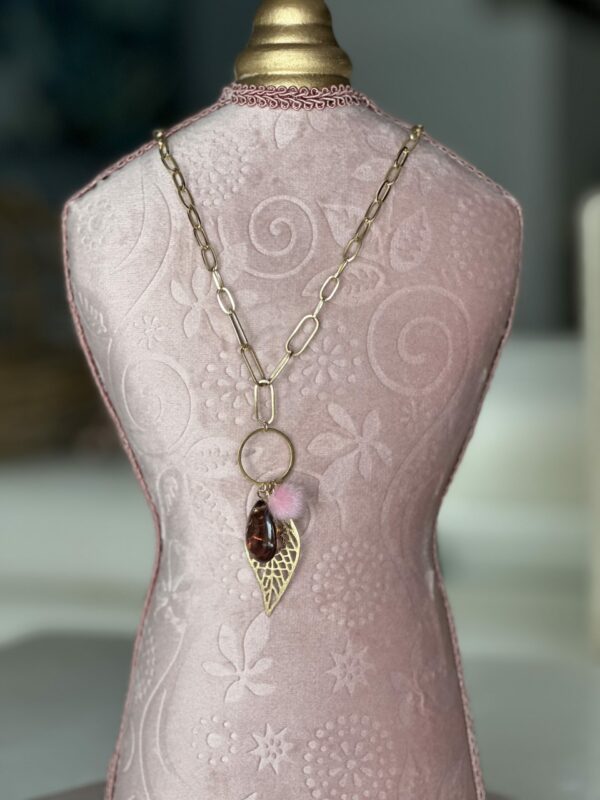Collana con foglia , pon pon e cristallo - immagine 4