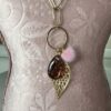 Collana con foglia , pon pon e cristallo - immagine 3