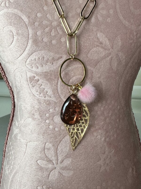 Collana con foglia , pon pon e cristallo - immagine 3