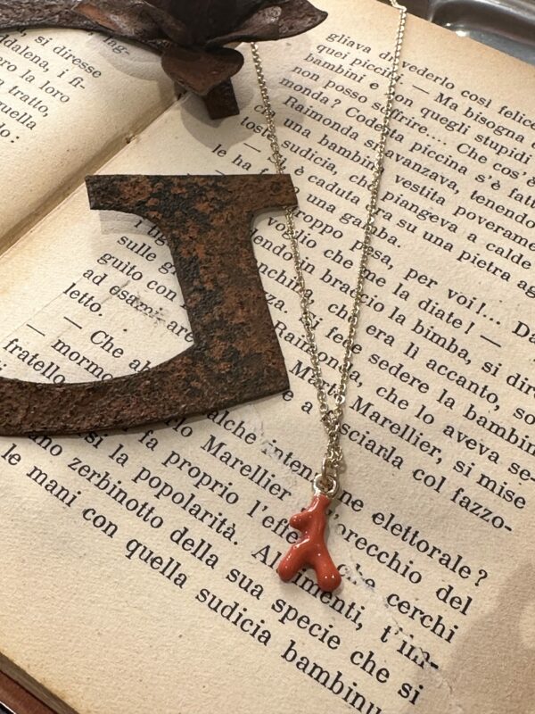 Collana girocollo corallino resina - immagine 3