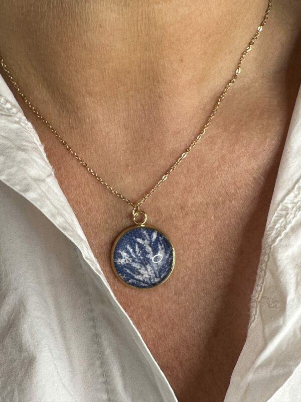 Collana girocollo piattina blu