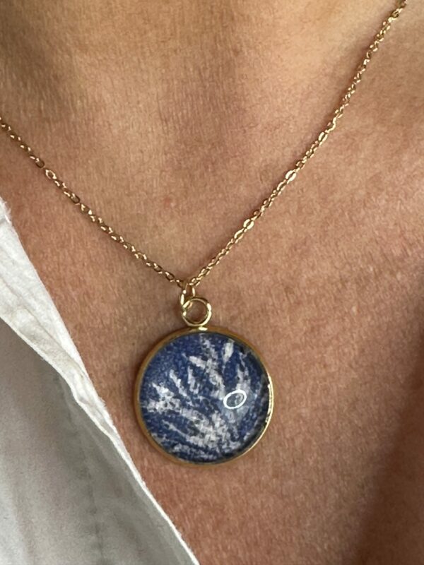 Collana girocollo piattina blu - immagine 3