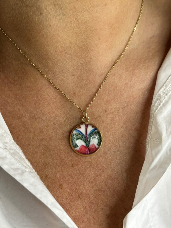 Collana girocollo con piattina fiori