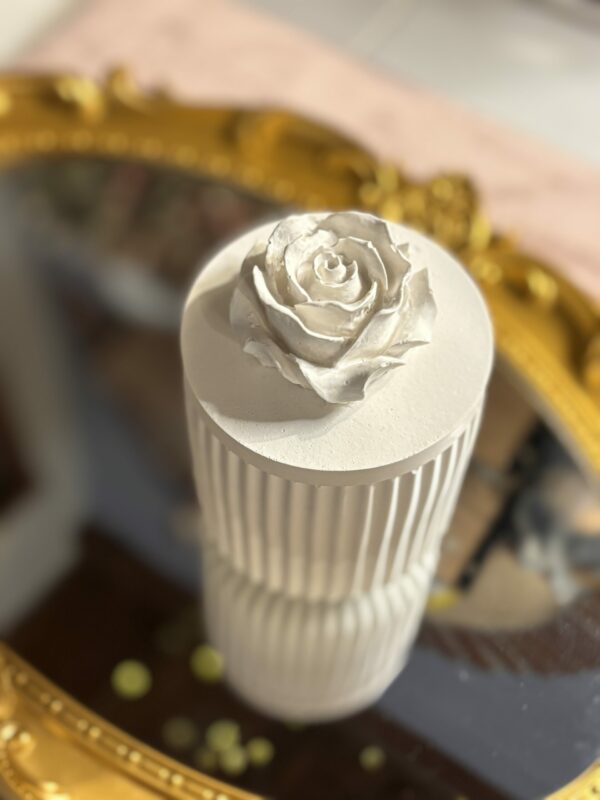 Candela in giara di ceramica artigianale " Fiori chiari" - immagine 2