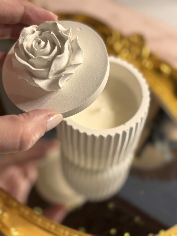 Candela in giara di ceramica artigianale " Fiori chiari"