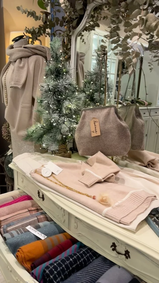Parola d’ordine di questo Natale …. ⭐️BRILLARE ⭐️ #ilglicinepavia #brillare #sparkling #luccicare #abito #abbigliamento #outfit #outfitoftheday #ideeregalo #pavia #corsogaribaldipavia  #giftidea #maglioni #maglie #100%lana