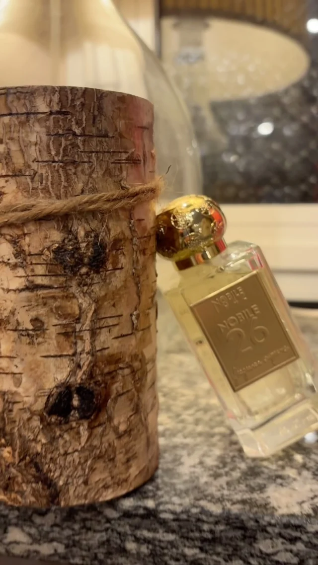 Nobile 26 Eau de Parfum è un profumo  unisex.  Re Carlo di Borbone è stato un sovrano illuminato, amato per le sue politiche lungimiranti che hanno segnato un’epoca. Ispirandosi alle 26 statue di piazza Dante a Napoli che rappresentano le sue virtù, il marchio con Nobile 26 Eau de Parfum ha creato un ritratto olfattivo unico. Le note di legni bruciati e cuoio evocano le campagne circostanti Napoli e la passione del re per la caccia, mentre le note floreali sottolineano la sua sensibilità e l’amore per l’arte e la cultura. Nelle note di fondo, avvolte da un’inusuale nota di caffè, un omaggio al re Carlo di Borbone che ha contribuito a far diventare il caffè un vero e proprio culto in Italia. Questo profumo, con la sua composizione sofisticata e avvolgente, racconta la storia di un uomo di straordinaria visione e passione, lasciando un’impronta indelebile nell’aria e nei cuori di coloro che lo indossano. 
Vieni a provarlo !!! #nobile26 #ilglicinepavia #ilglicineaddosso #nobile1942 #napoli #carlodiborbine #26 #piazzadantenapoli #profumiartistici #pavia #ilglicineparfum @nobile1942